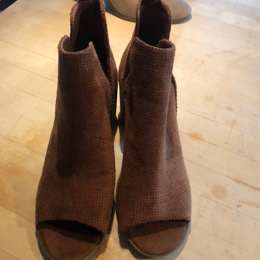 Universal Thread booties - Picture 2 of 5